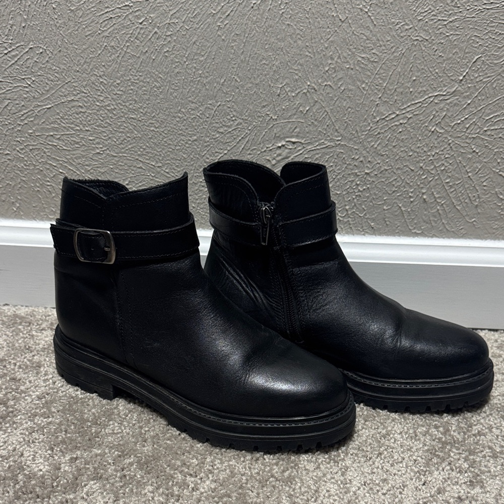 Like New Steve Madden Black Ankle Boots